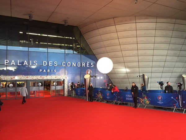 Picture of the main entrance of the palais des congrès de paris