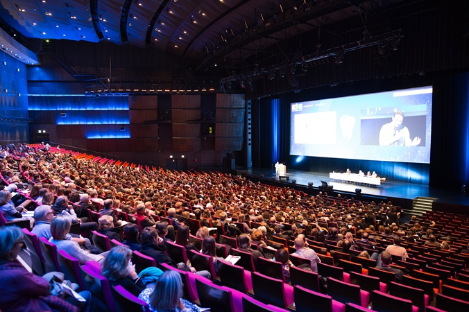  picture of a full conference room in the palais des congrès de paris