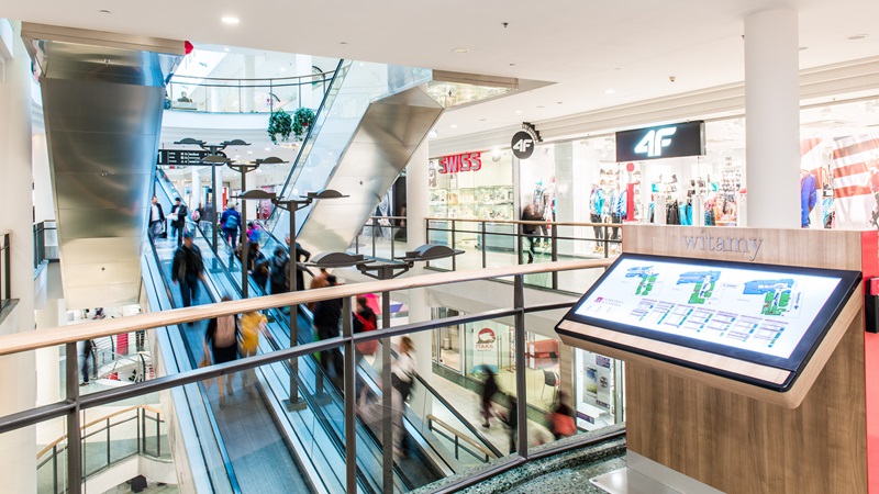 Digital totems guide customers in the shopping centre Wilenska