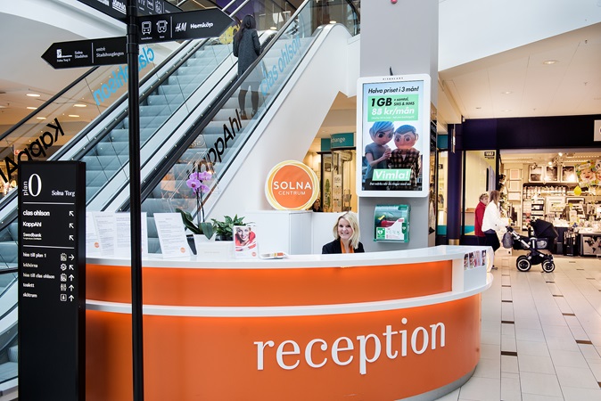 picture of the welcome desk at solna centrum